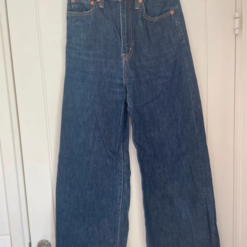 Mörkblåa jeans från Levis i storlek 26. Jag skulle säga yta de passar någon som är 160-165 cm. Mycket bra skick.. Jeans & Byxor.