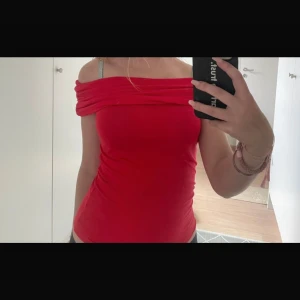 Röd offshoulder topp från Nelly - snygg röd offshoulder topp från Nelly💞 storlek xs 