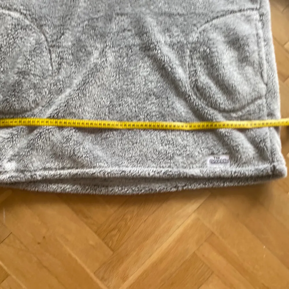 Säljer en oversize Hoodie i mjuk fleece.  The Snuddie från Primark.  Använda ett fåtal gånger så i nyskick.  Stl XS/S. Bredd: 78 cm Längd: 82 cm. Hoodies.