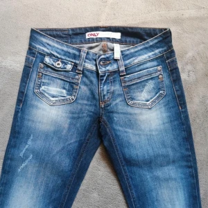 Lågmidjade jeans  - Lågmidjade utsvängda jeans från Only jätte bra skick 😻🩷 