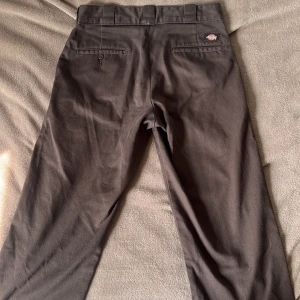 Dickies 874 Byxor - Dickies 874 byxor som är i bra skick. Lite upprivna se bild 3. Brun färg och köpta på Caliroots.
