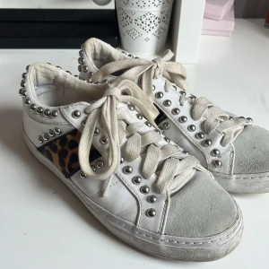 Leopard skor - Säljer dessa super trendiga leopard skor då de är för små för mig! ❤️‍🔥Helt vanliga vita sneakers med lite leopard tryck och silver knappar. Lite smutsiga men kan tvätta innan om det behövs. Köparen betalar frakt. ❤️‍🔥🐆👑