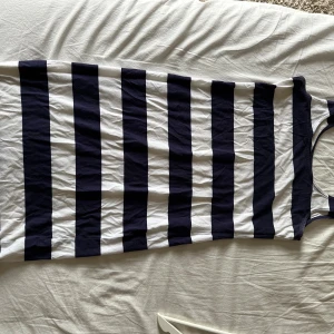 Klänning - Klänning som går över knäna  Stretchigt material