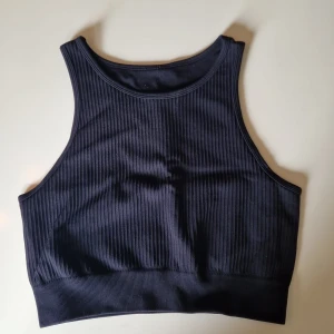 Träningstop soc - Säljer en jättefin träningstop köpt på Stadium i storlek xs/s. Använd max 2 ggr, dock namnad på insidan(se bild) nypris 399 kr.