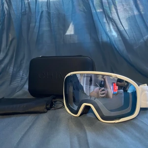 Chimi Skidglasögon - Chimi Skidglasögon i modell 02 grey. skidglasögonen är helt nya och jag har aldrig använt den beodre eftersom jag blev femma och aldrig åkt skidor och tror inte att jag ska gå någon gång snart då jag inte vet hur man åker så det är därför jag säljer 