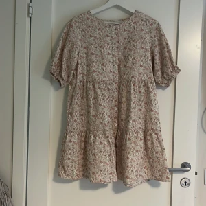 Supersöt klänning - Superfin klänning från rhytm! Köpt på Gotland! Älskar men kommer ej till användning!😍 Klpt för 1000!