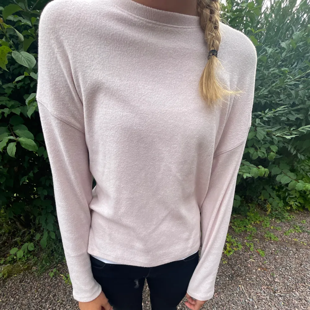 Jättefin lite tunnare rosa stickad tröja från zara barn🥰 storlek 152 men sitter som en xs/s! . Stickat.