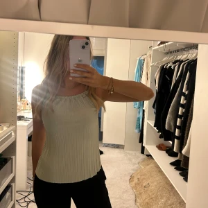 Blus - Säljer denna fina mint/oliv gröna topp🤍