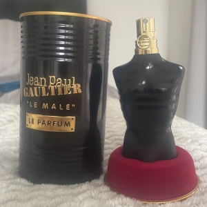 JEAN PAUL GAULTIER LE MALE LE PARFUM  - Jpg le male le parfum ca 40 ml kvar av 75 ml. Komplimang MAGNET precis nu i vinter där den passar bäst. Skriv för frågor👍