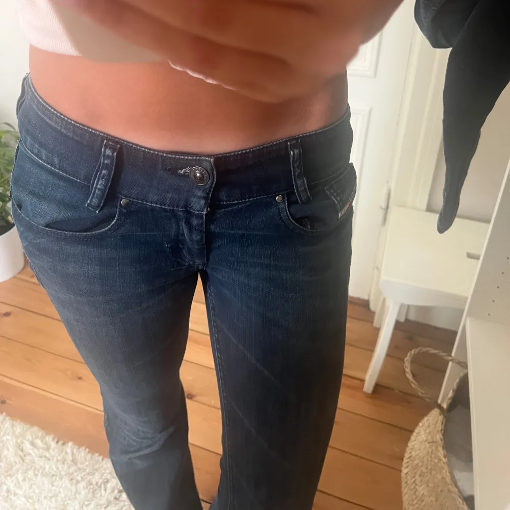 Säljer ett par snygga diesljeans sommar blivit för korta för mig. Dom är lågmidjade, bootcut och har snygga backfickor. Skriv privat för frågor eller fler bilder!!💕💕. Jeans & Byxor.