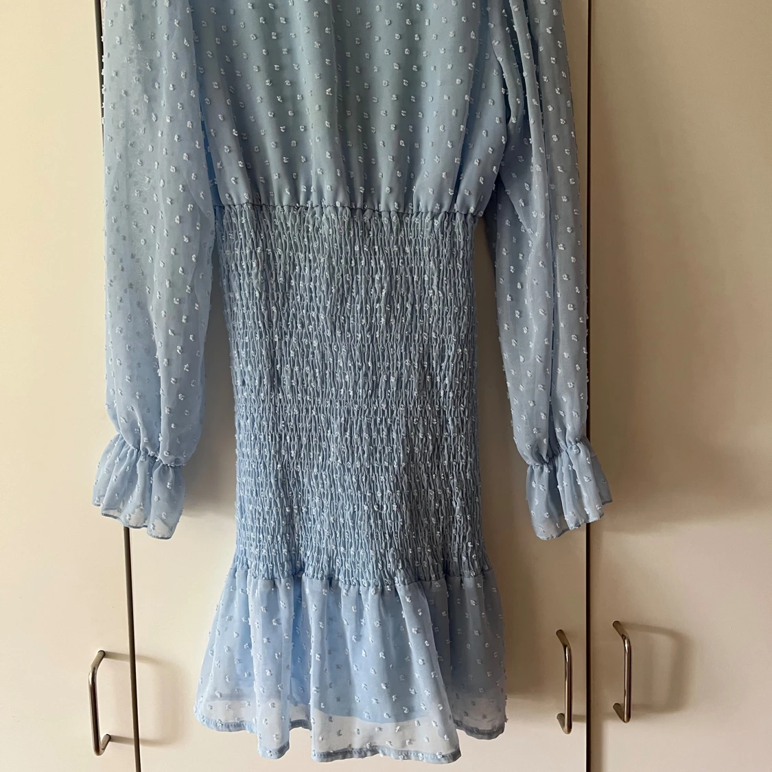 Klänning med smockdetalj - 1