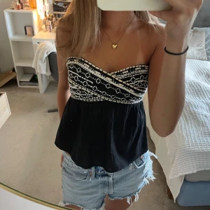 Topp - Säljer denna jättesnygga topp från Zara💕Köpte den för ett år sedan men har bara används två gånger. Den är i väldigt bra skick, dock så kan pärlorna på tröjan ibland åka av så man får vara lite försiktig 