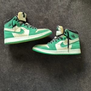 Jordan 1 Zoom air Cmft - Köpt 2023 för 2000kr. Använts under någon månad i 2023 o sedan bara stått på hyllan. Inga fel med skorna, storlek 44.5  Pris går att diskuteras!