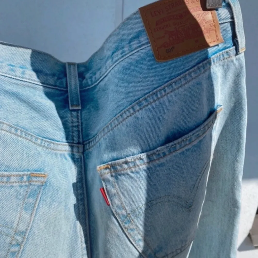 Supersnygga o trendiga Levi’s 501 90s jeans i storlek 32/32 🤩 köpta för 1 år sedan i Levis butiken i Stockholm för 1250kr. Använda ungefär 5 gånger bara så dom är i superfint skick! Jag är 170cm lång och brukar ha storlek 40/42 i byxor 😇. Jeans & Byxor.