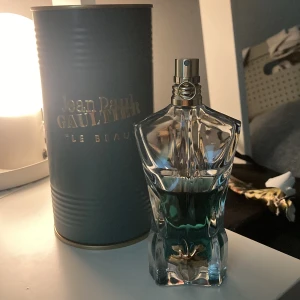 Jean Paul Gaultier Le Beau Eau de Toilette - Säljer en flaska Jean Paul Gaultier Le Beau Eau de Toilette 75ml. Det är ungefär 2/5 eller 1/3 av vätskan kvar. Den kommer med en stilren metallförpackning. Perfekt för den som vill ha en unik och fräsch doft! 