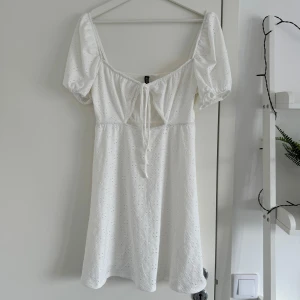 Vit spets klänning från HM - Vit spetsklänning från HM i storlek S💞använd endast 1 gång