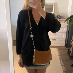 Stella McCartney väska - Jättefin Stella McCartney likn. väska med kedjor som passar till alla outfits (ej @kta!)🧡har två fack inuti, ett med dragkedja 