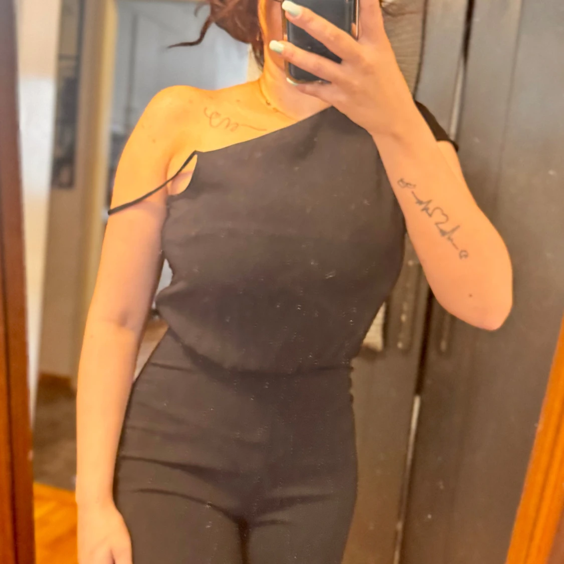 Svart oneshoulder klänning från Zara - 92