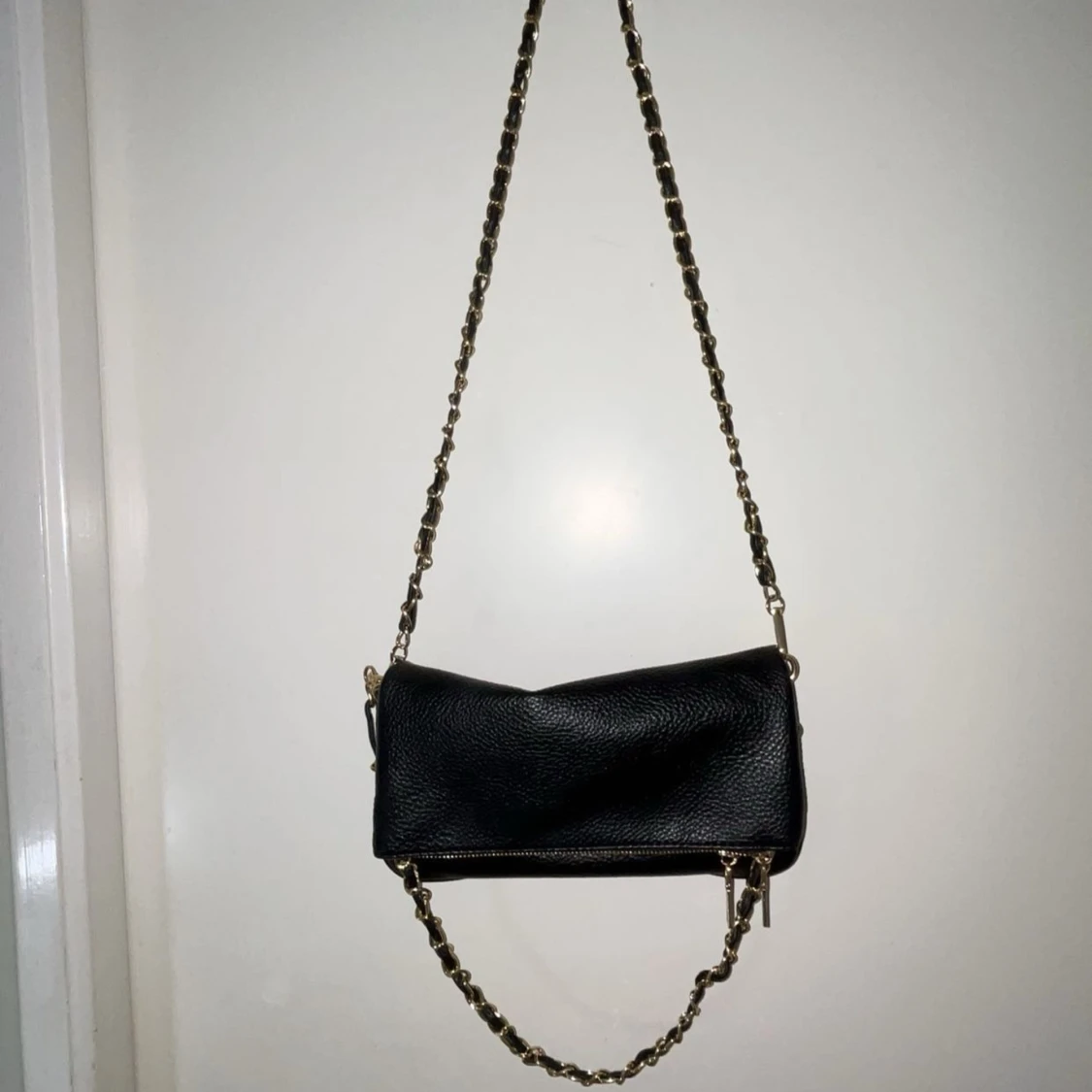 Svart väska med guld