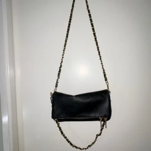 Svart väska med guld - Fick den som present men vet tyvärr inte vad det är för märke då det inte står ❤️väskan har två kedjor och är med gulddetaljer