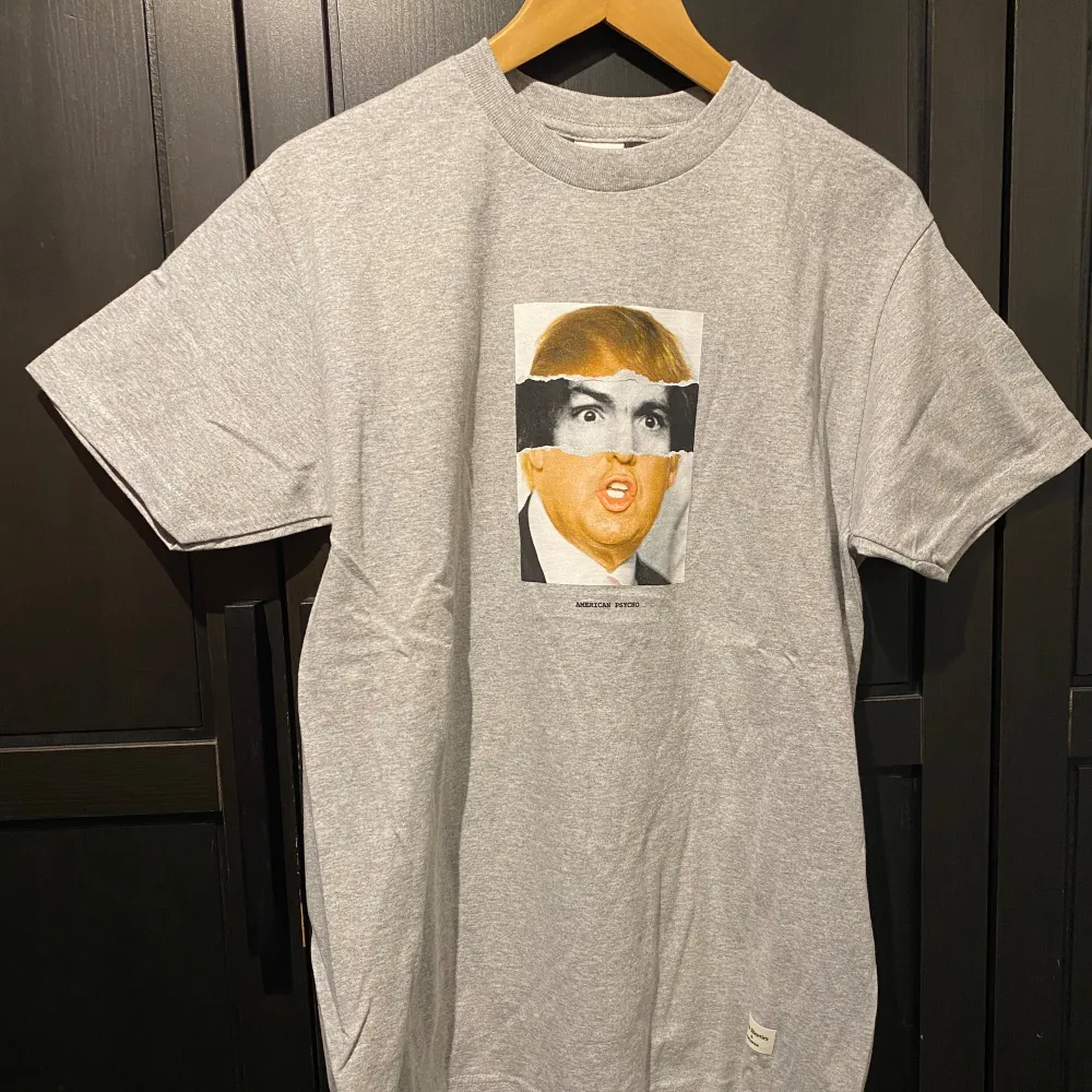 Säljer en grå t-shirt från 40s & Shorties med Donald Trump/Charles Manson.        Aldrig använd/Ny skick. T-shirts.