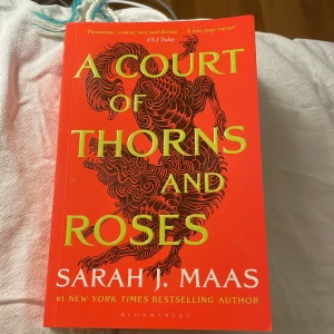 A court of Thorns and Roses  - Riktigt bra bok! Köpt helt ny från Akademibokhandeln. 