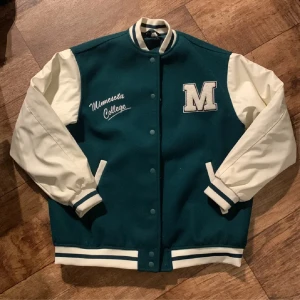 Collegejacka - Använd fåtal gånger. Storlek XXS men den är oversized. Nypris 500kr. Skriv om du har några frågor!💚