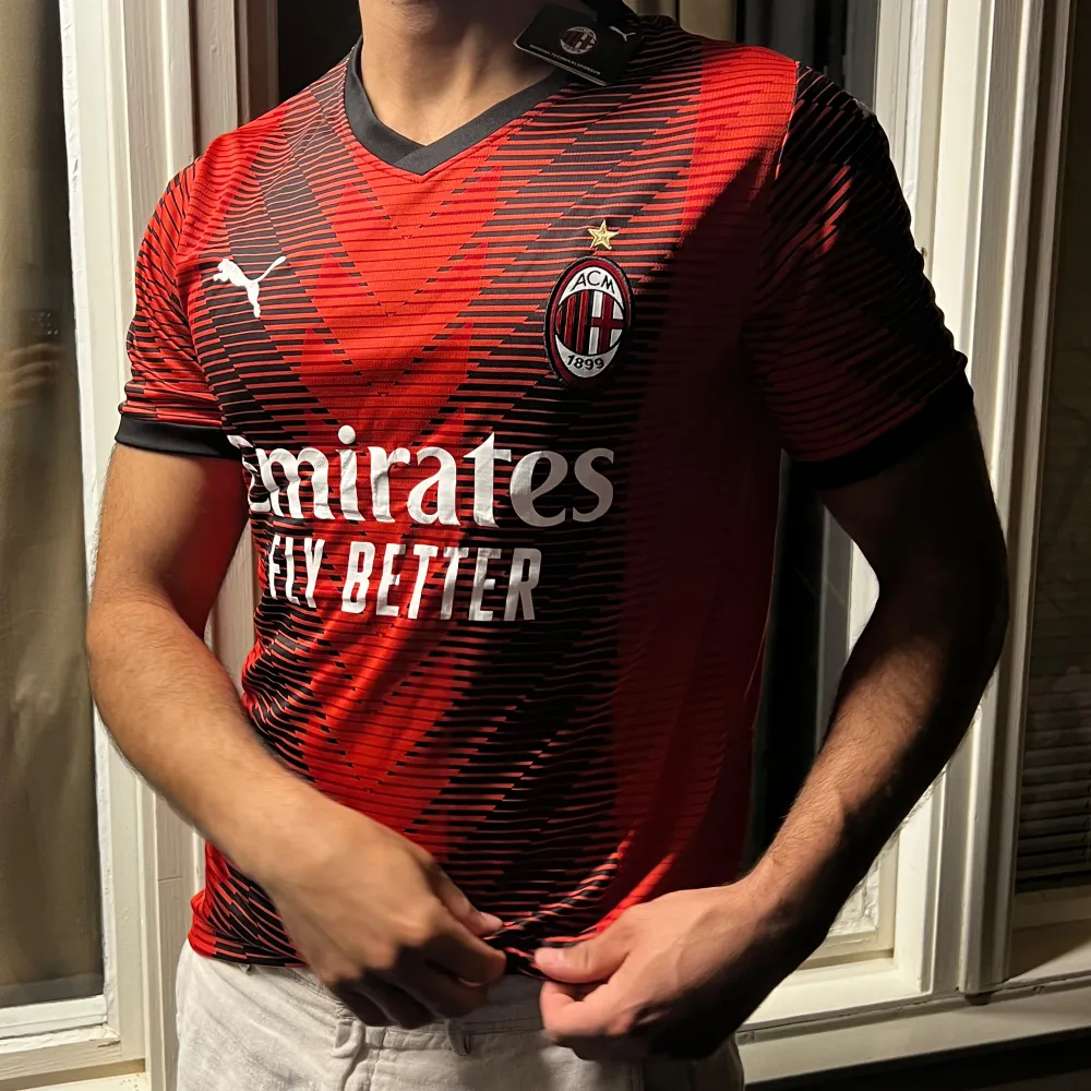 En jättefin AC milan tröja, i storlek M skön material och fin passform. Helt ny skick och oanvänd.  Nypris ca 1100. T-shirts.