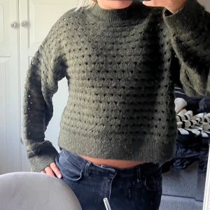 snygg stickad  - Jätte snygg stickad mörkgrön som tyvärr inte kommer till användning 