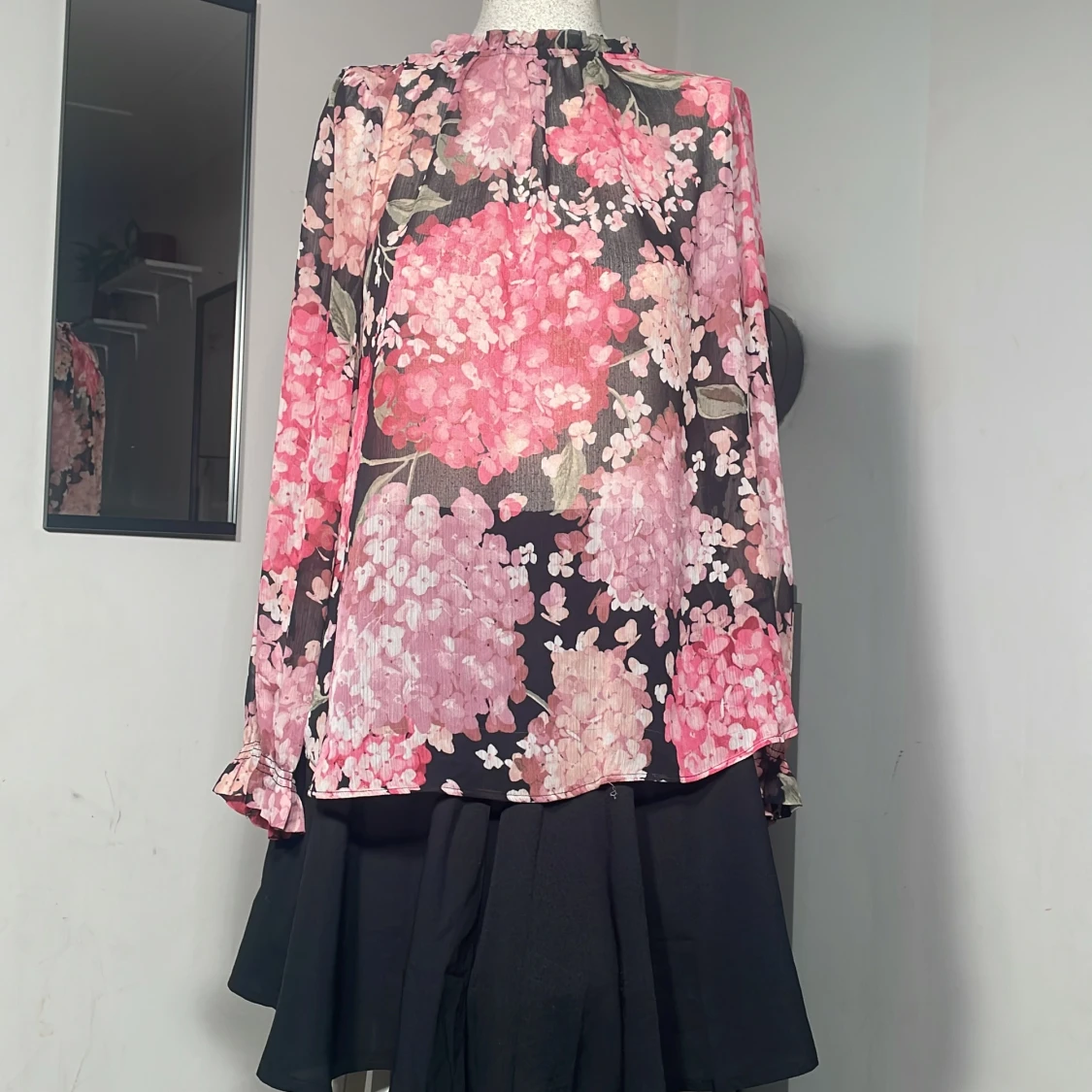 Blommig transparent blus  - 90