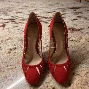 Pumps - Superfina pumps endast använda en gång säljes. Mocka 