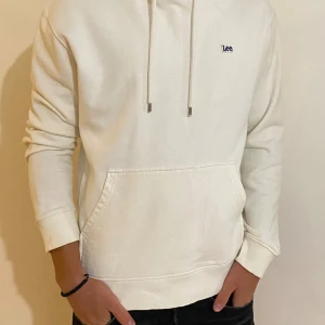 Lee Hoodie - Super fin vit/beige hoodie Storlek M, sitter perfekt. Superskick!