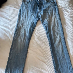 Jeans - Ljusblå Levi’s 501:or i storlek 32:34. 