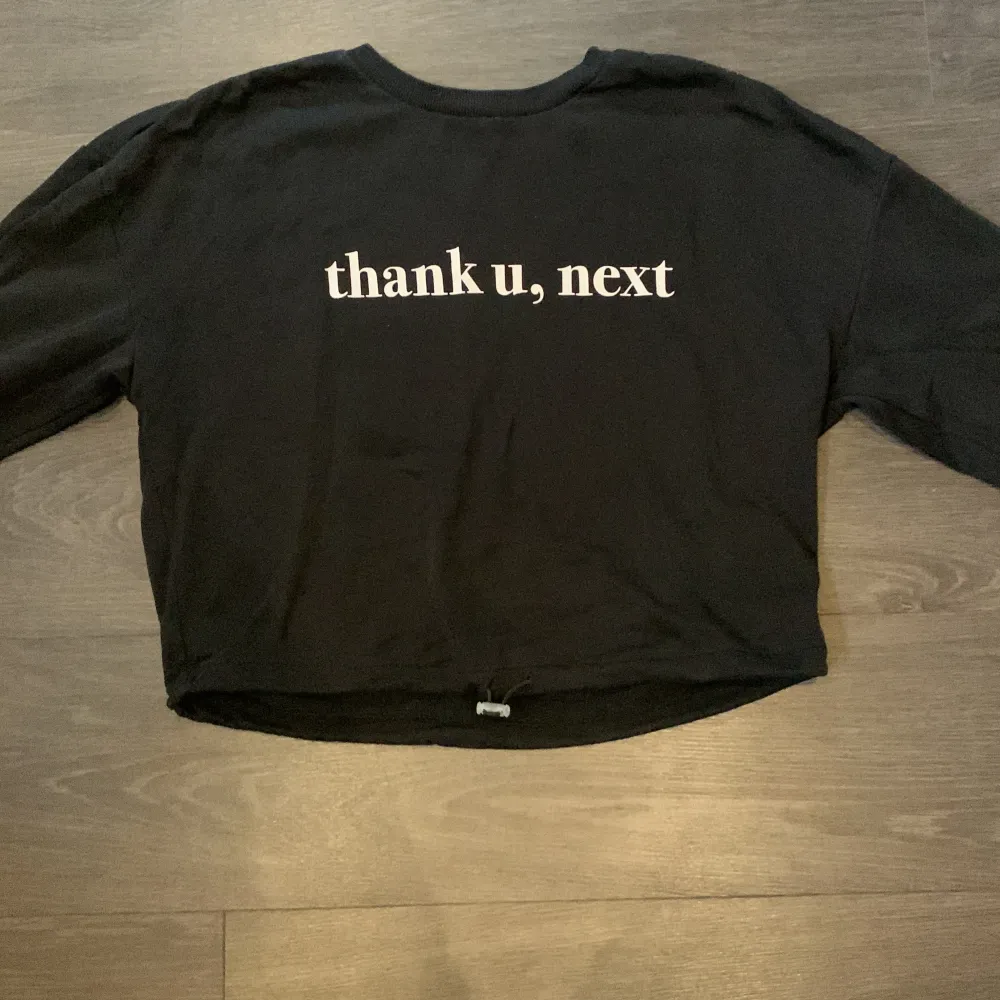 Thank you next sweater. Ariana Grande merch från h&m. I storlek S.. Tröjor & Koftor.