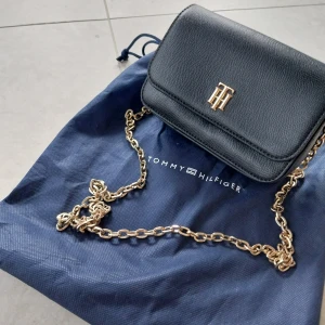 Tommy hilfiger crossbody svart - Bra skick då väskan använts få gånger.