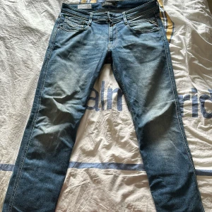 Replay anbass - Replay anbass i storlek W31 slim fit Använda Max 2 gånger  Köpt på replay för 1200 mitt pris 800