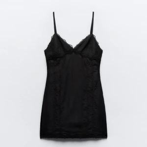 Svart klänning med broderier  - Helt nyskick då jag glömde att skicka tillbaka, har prislapp o aldrig använt. Helt slutsåld på Zara🥰