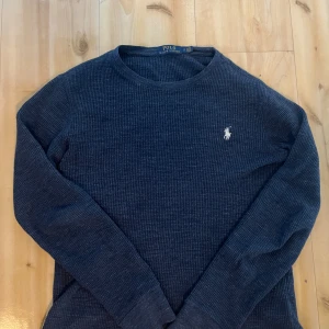 Ralph lauren tröja - Säljer nu den Ralph lauren tröja i rikigt skön färg, rikigt fräsh och passar bra med en skjorta under tröjan, tveka inte att höra av dig vid minsta fundering.