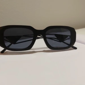 Prada solglasögon - Säljer dessa svarta prada solglasögon oanvända🫶🏼