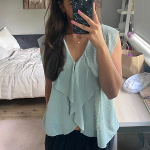 Topp - Ett superfint linne från Mango. Jätteskönt och sitter väldigt bra