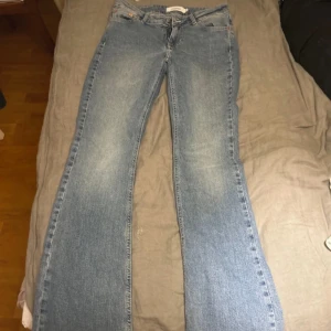 Low waist bootcut jeans  - Jätte fina lågmidjade bootcut  jeans ifrån junkyard, jätte fint skick  Lånade bilder
