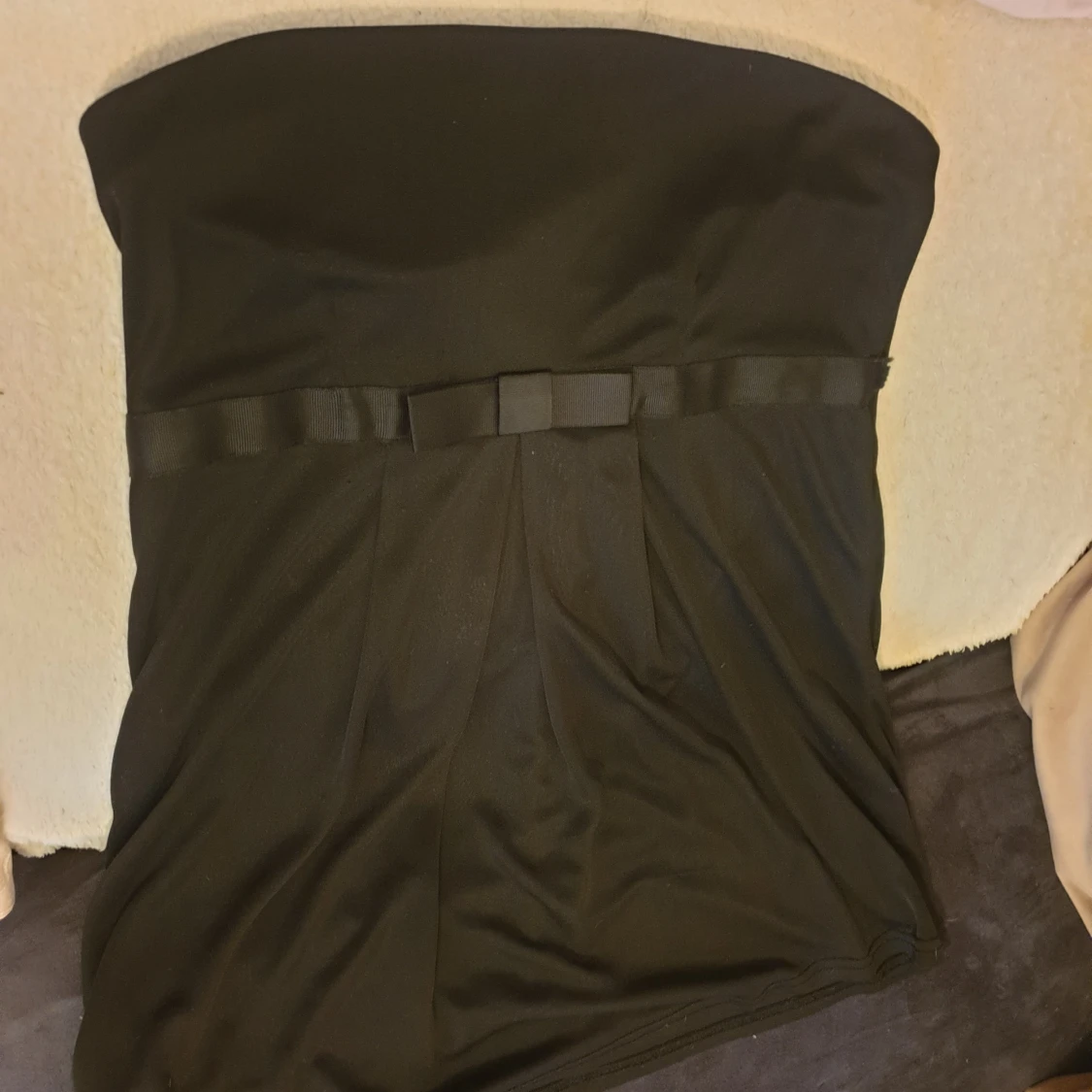 Svart axelbandslös klänning