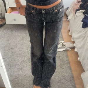 bootcut lowwaist jeans - lågmidjade bootcut jeans från zara