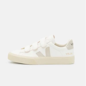 Vita veja skor❤️ - Köpte dessa skorna här på plick men de var för små så har då ingen så stor andvändning för dem, skorna har inga synliga märken på sndvändning ammart än lite creasade och kanske lite smutsig undersida på sula, går att pruta!  (Bild från förra ägare❤️ )