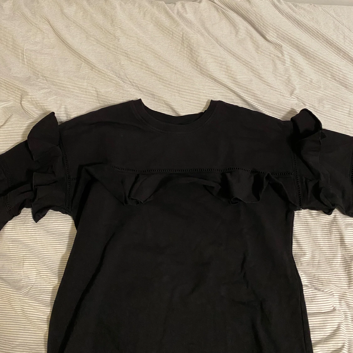 Svart tröja med volanger - 91