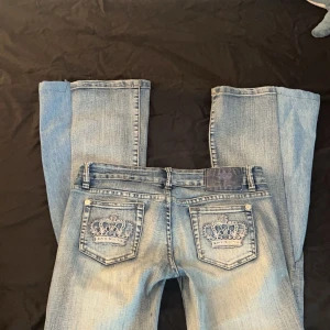 Lågmidjade Victoria Beckham Jeans - Superfina Victoria Beckham jeans som jag gjort om själv till bootcut, därav priset. Jeansen har även små fläckar på vänster lår annars är de i jättefint skick. kan tänka mig att gå ner i pris vid snabb affär❤️ Midja (rakt över) 42 innerbenslängd 78