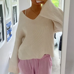 Beige stickad tröja - Jätte snygg och skön stickad tröja från Gina Tricot