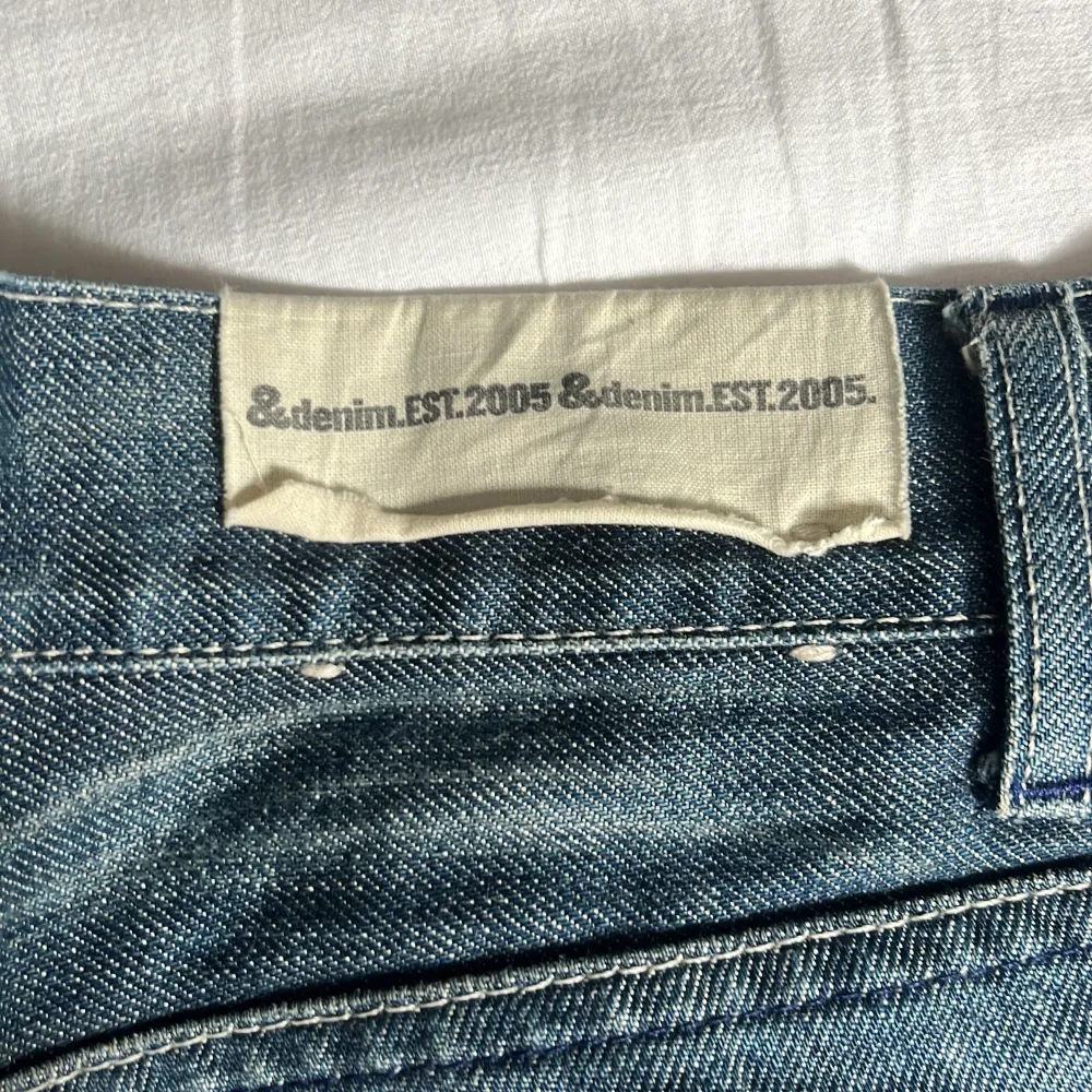 Blå vintage jeans från H&M. De har en straight fit och är lågmidjade. Fint skick! Jag är 169.. Jeans & Byxor.