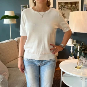 Finstickad topp - Asnice stickad T-shirt, superbra skick 💛💛 