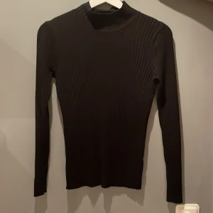 Stickad tröja - Använd fåtal gånger, nypris 399kr